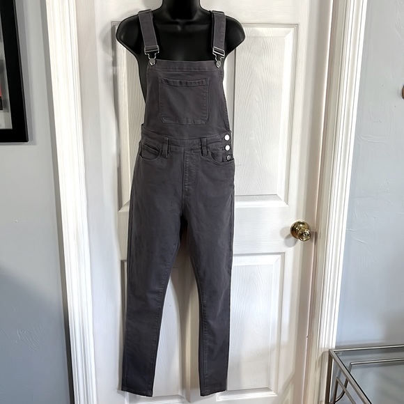 WeWoreWhat Pants - We Wore What High Rise Skinny Overalls, NWT. Size small.